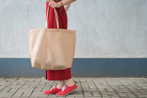 Big Eco Bag Shopper. Junge Frau. copyspace