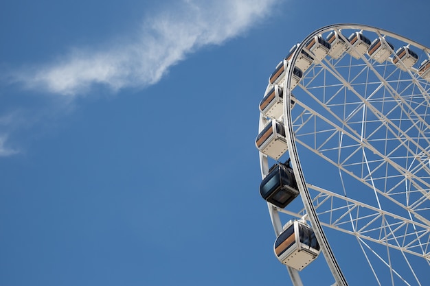 Foto big ferris wheel sobre fondo de cielo azul