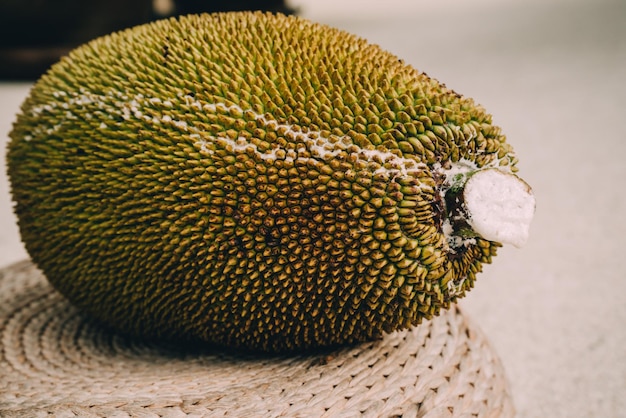 Big jack fruit en el fondo de ratán