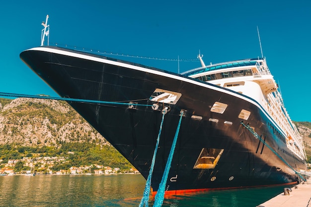 Big liner en la bahía de kotor en montenegro