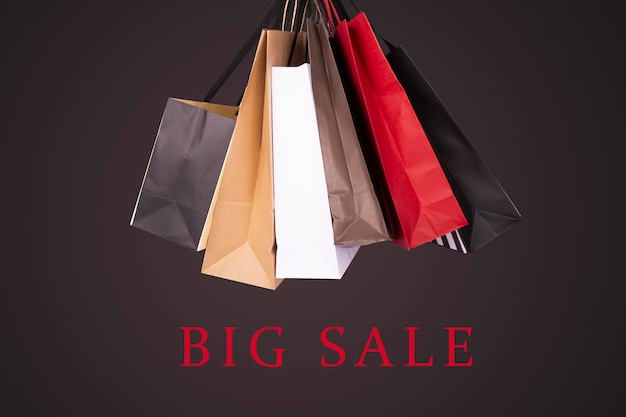 Big Sale Banner mit Einkaufstüten auf schwarzem Hintergrund