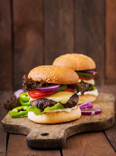 Big Sandwich - Hamburger Burger mit Rindfleisch, Käse, Tomaten und Tartarsauce