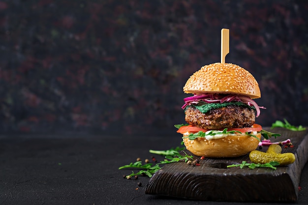 Big Sandwich - Hamburger Burger mit Rindfleisch, Tomaten, Basilikum Käse und Rucola.