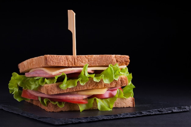 Big Sandwich mit Schinken und Käse.