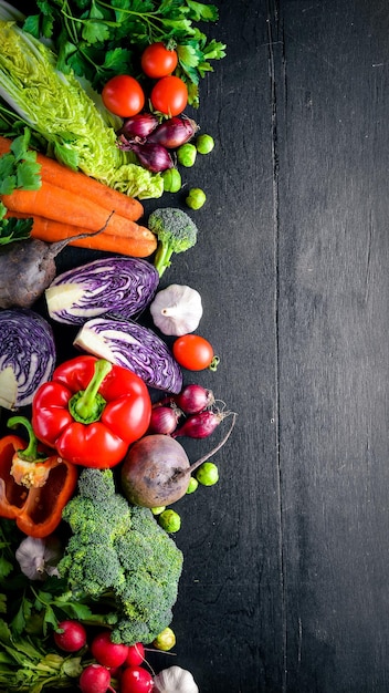 Big Set Bio-Lebensmittel Frisches rohes Gemüse auf einer schwarzen Tafel