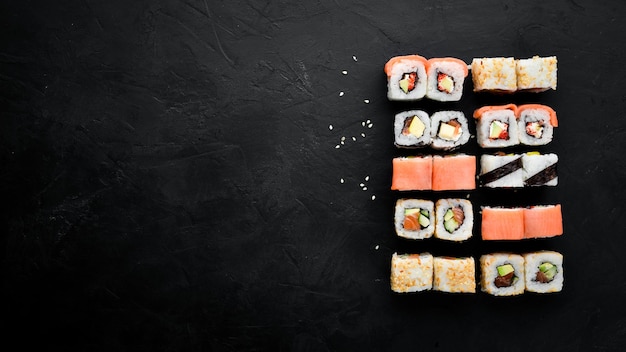 Big Set Sushi mit Sojasauce und Wasabi Freier Platz für Ihren Text Ansicht von oben Auf einem Steinhintergrund