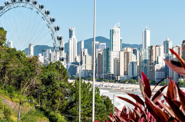 Foto big wheel e a praia turística da cidade de balneário camboriúbrasil