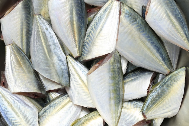 Bigeye cru trevally ou peixe do jaque obscuro dos ingredientes para cozinhar.