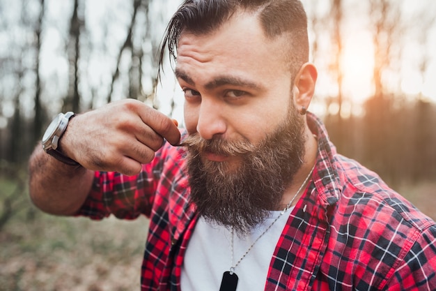 Foto bigode confiante de torção de hipster