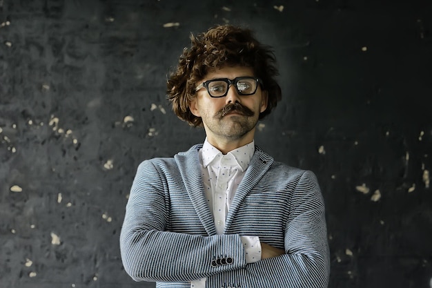 Bigode de óculos de professor hipser, professor jovem cristal moderno, conceito de cara brutal com bigode