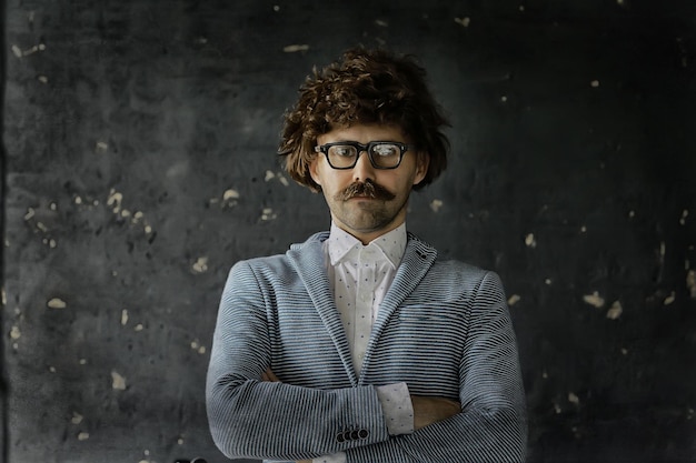 bigode de óculos de professor hipser, professor jovem cristal moderno, conceito de cara brutal com bigode