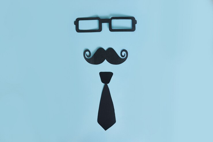 Foto bigode decorativo homem, óculos escuros e gravata borboleta em uma madeira azul clara