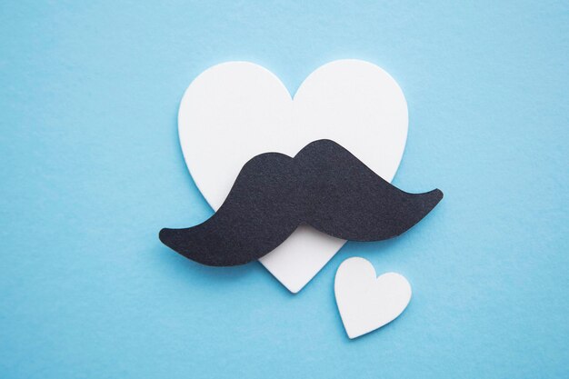 Foto bigode preto com corações de amor dia dos pais ou conceito de saúde masculina