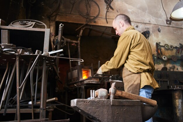 Bigorna em meio à forja movimentada para aquecer itens no forno