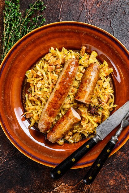 Bigos estufado de repolho com cogumelos e linguiça de carne em um prato