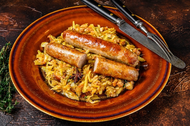 Bigos estufado de repolho com cogumelos e linguiça de carne em um prato