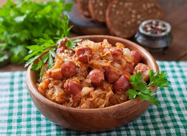 Bigos polacos con salchicha ahumada y tocino