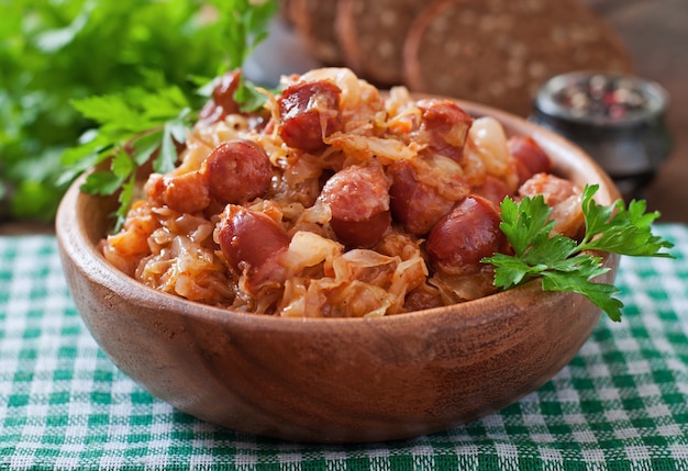 Foto bigos polacos con salchicha ahumada y tocino