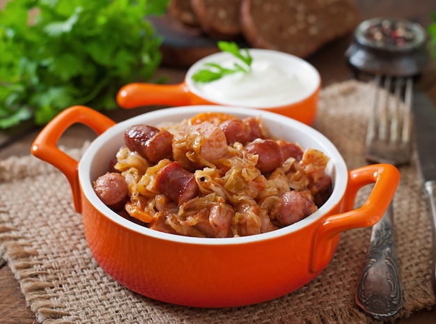 Bigos poloneses com linguiça defumada e bacon