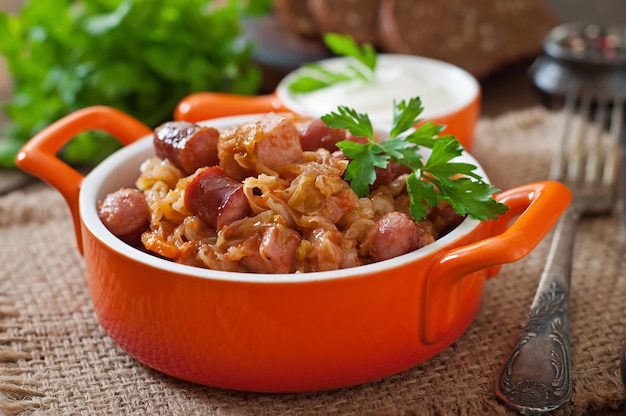 Bigos poloneses com linguiça defumada e bacon