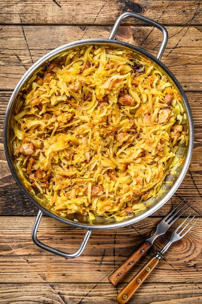 Bigos repolho cozido com carne, cogumelos e salsichas