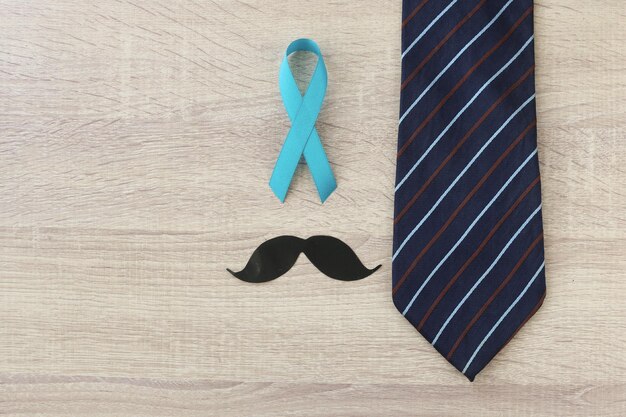 Bigote de cinta azul y corbata simbólica para la campaña de concientización sobre el cáncer de próstata y la salud de los hombres