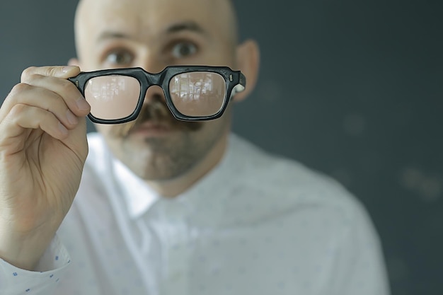 bigote hipster antiguo, retrato de un hombre con bigote largo, aspecto inusual