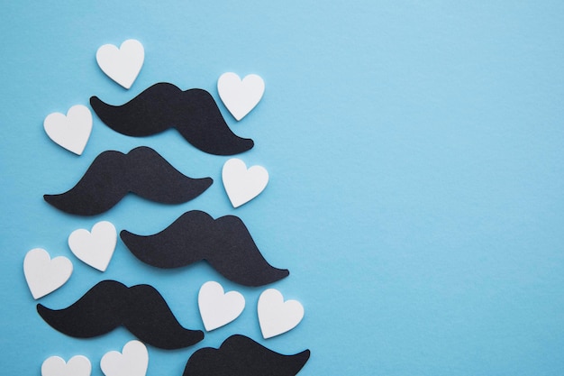 Foto bigote negro con amor corazones día del padre o concepto de salud de los hombres