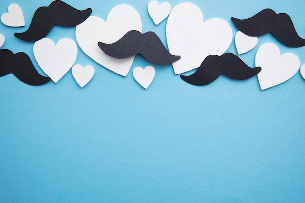 Foto bigote negro con amor corazones día del padre o concepto de salud de los hombres