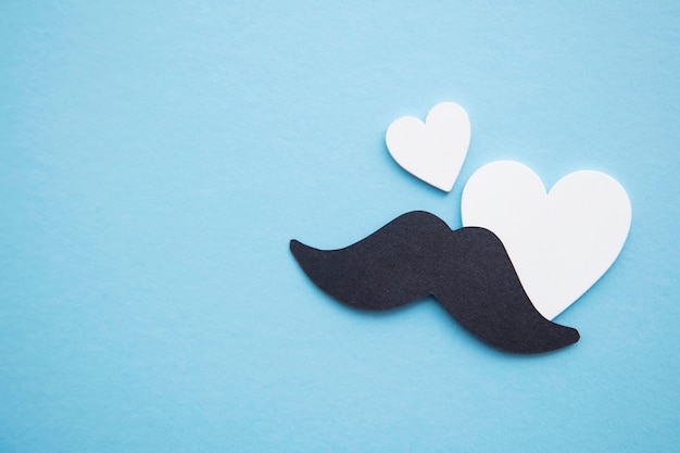 Foto bigote negro con amor corazones día del padre o concepto de salud de los hombres