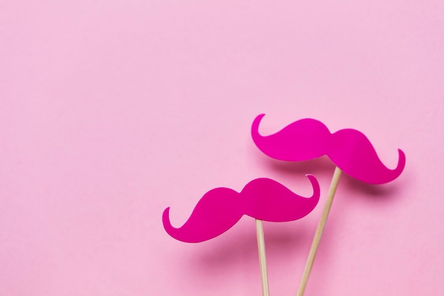 Bigote rosa sobre fondo rosa Concepto moderno de masculinidad