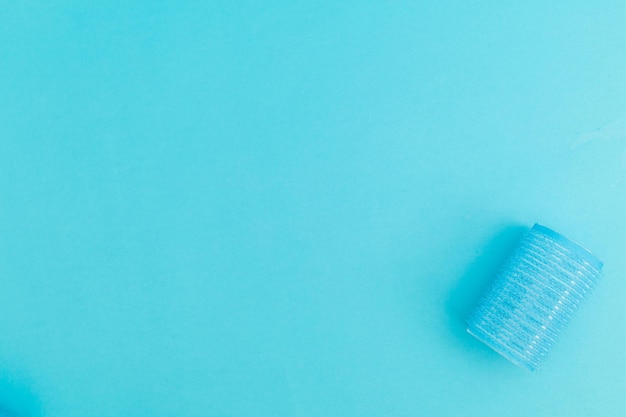 Bigudíes de pelo azul sobre un fondo azul.