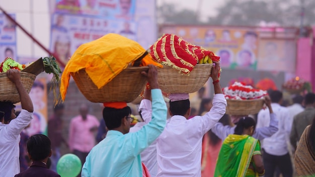 Bihari-Kultur Ein Devotee trägt Puja oder Anbetungsgegenstände für Chhath Puja