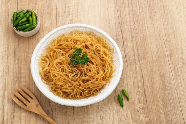 Bihun goreng ou fried vermicelli noodle, comida culinária indonésia tradicional.