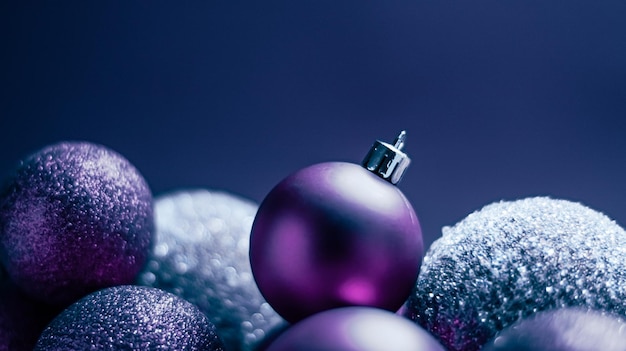 Bijuterias roxas de natal como pano de fundo festivo do feriado de inverno