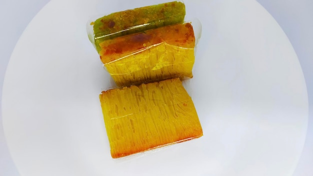 Bika ambon ou bolo dourado ou kuih bingka dourado em Cingapura é uma sobremesa indonésia e comida tradicional autêntica da ásia