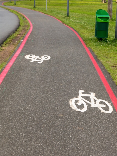 Bike Lane Schilder auf Straßenboden