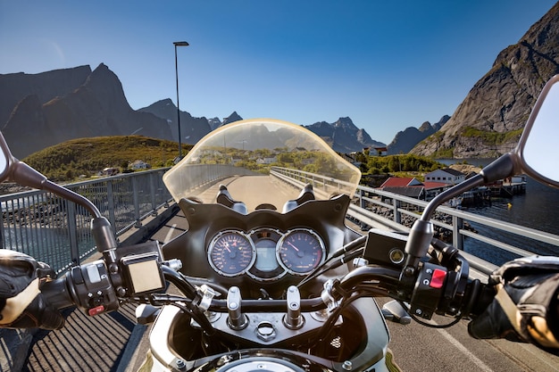 Biker fährt auf der Straße in Norwegen. First-Person-Ansicht.