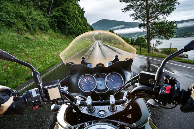 Biker fährt Motorrad im Regen. Sicht aus der ersten Person.