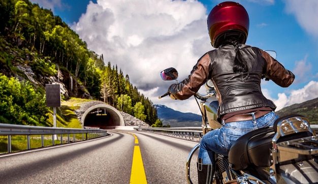 Foto biker girl fährt motorrad im regen. first-person-ansicht.