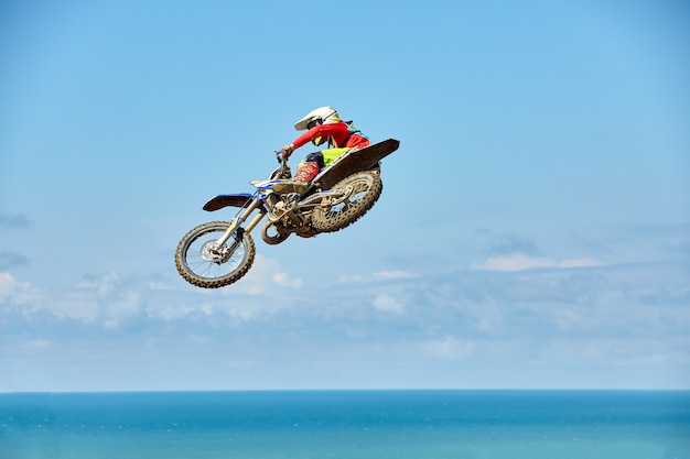 Biker hace el truco y salta en el aire. Concepto extremo, adrenalina.