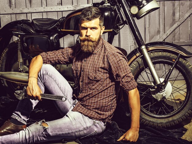 Biker hombre barbudo hipster