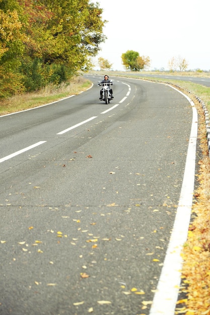 Biker hombre montando en bicicleta