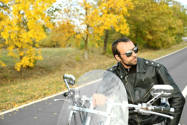 Biker hombre se sienta en bicicleta