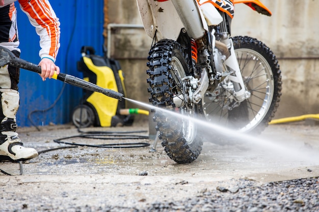 Biker lava una motocicleta