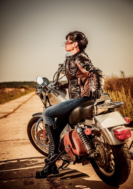 Foto biker-mädchen in einer lederjacke auf einem motorrad