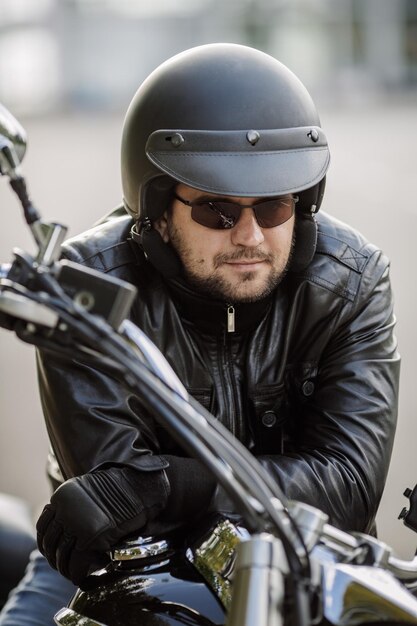 Biker-Mann mit Motorrad