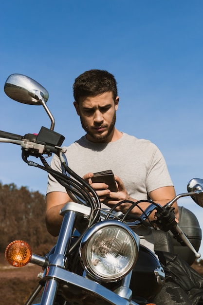 Biker mirando el móvil durante una ruta