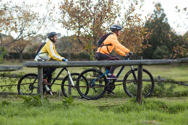 Biker pareja ciclismo en campo