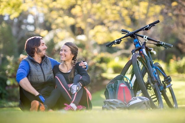 Biker pareja relajarse juntos